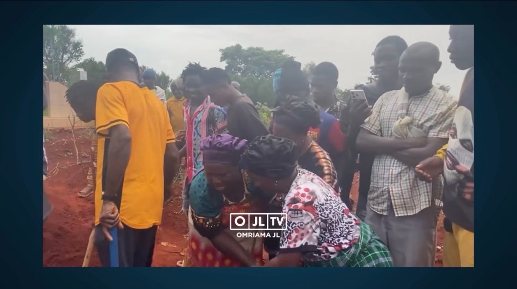 Tukio la Ubembeni lazua mjadala mitandaoni baada ya wanawake kuonekana wakicheka wakati wa mazishi — yakitajwa kuwa ni utani wa kimila wa kabila la Kimbembe.   Ubembeni funeral sparks online debate after women were seen laughing — cultural traditions of the Kimbembe tribe cited as the&nbsp;reason